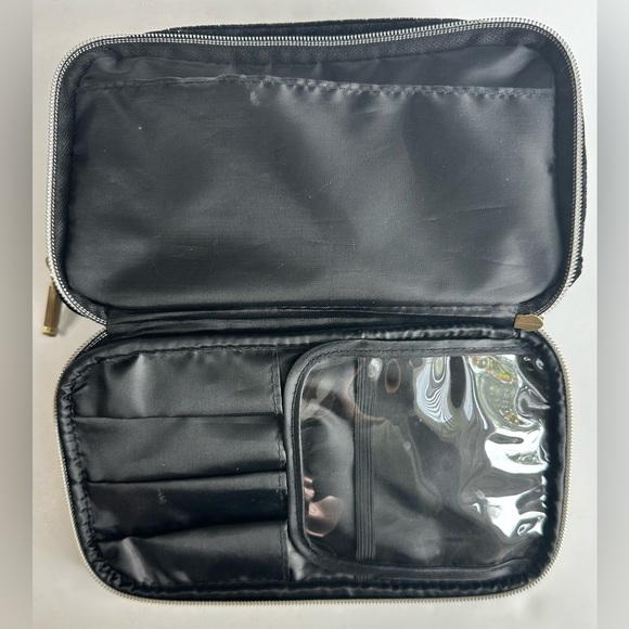 👜 Kestral Black Velvet Makeup Bag with Gold Zipper ✨ - Picture 8 of 11